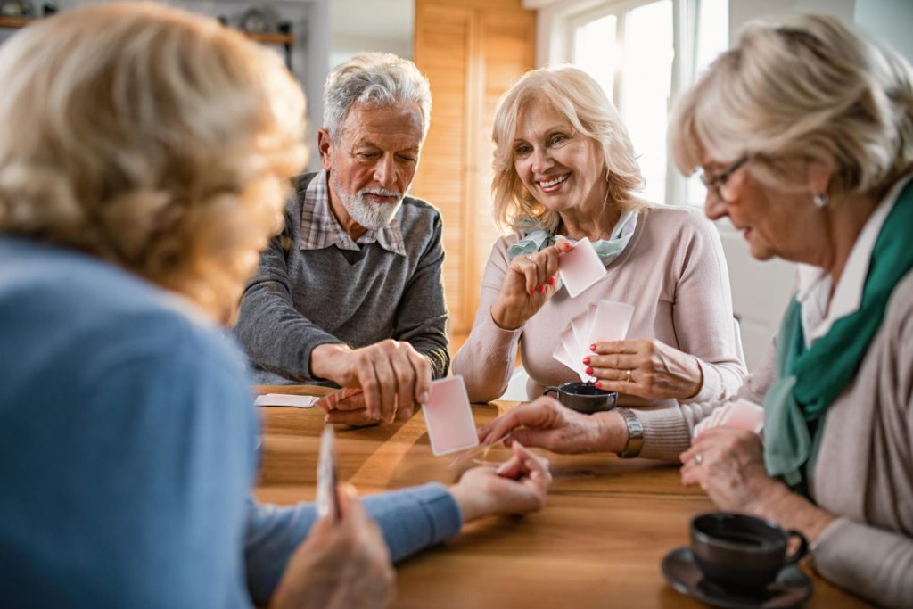 Ouderenzorg gezellig spelletjes doen samen in het verzorgingshuis