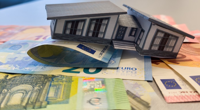 Model,House,On,Euro,Banknotes,Background Subsidies in de zorg en subsidieregelingen voor ouderhuisvesting